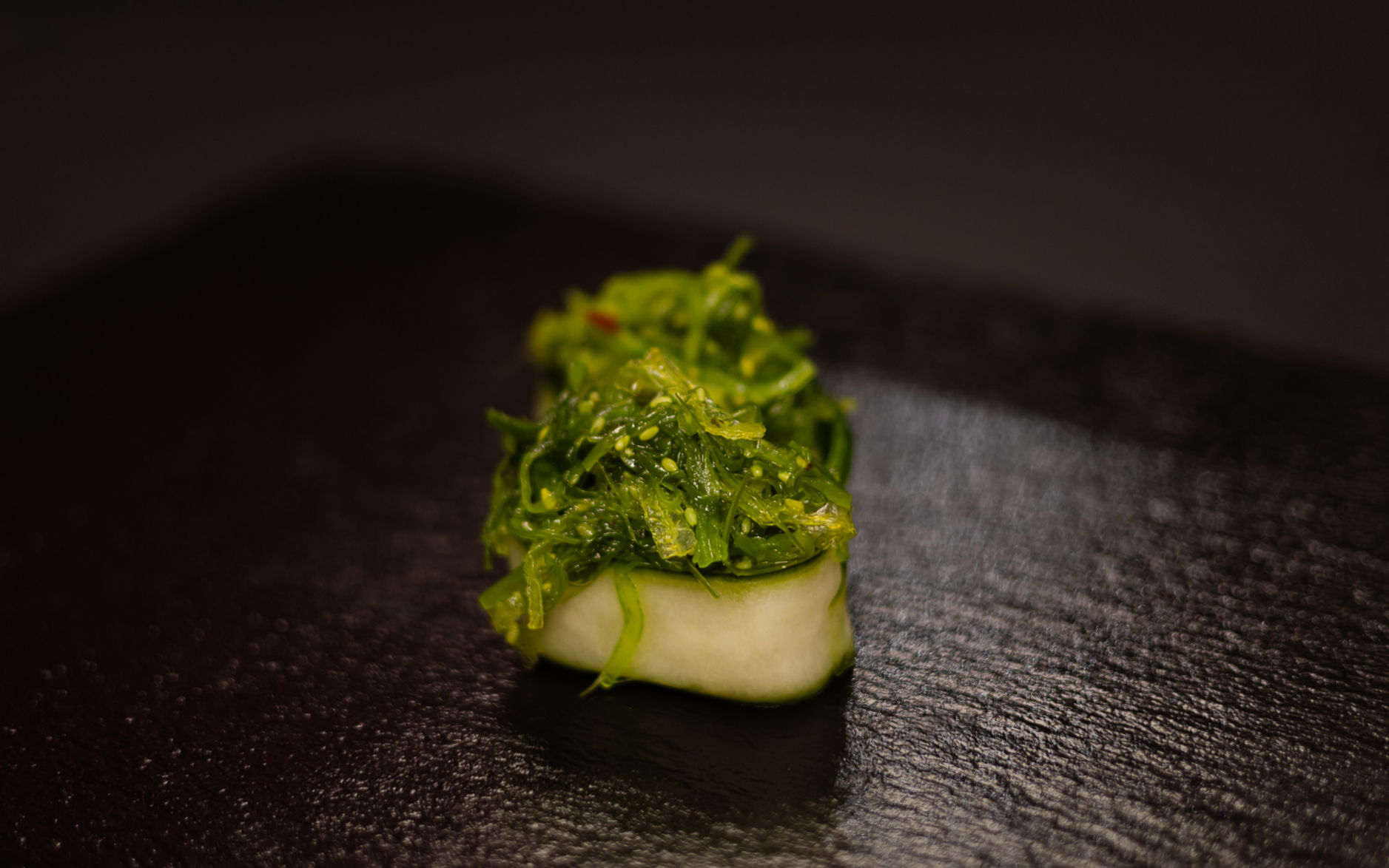 Gunkanmaki seaweed salad (2pcs)