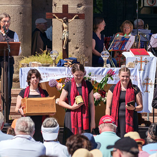 Pastor Bernhard Thiessen (Mennoniten) zeigt originale Carepakete