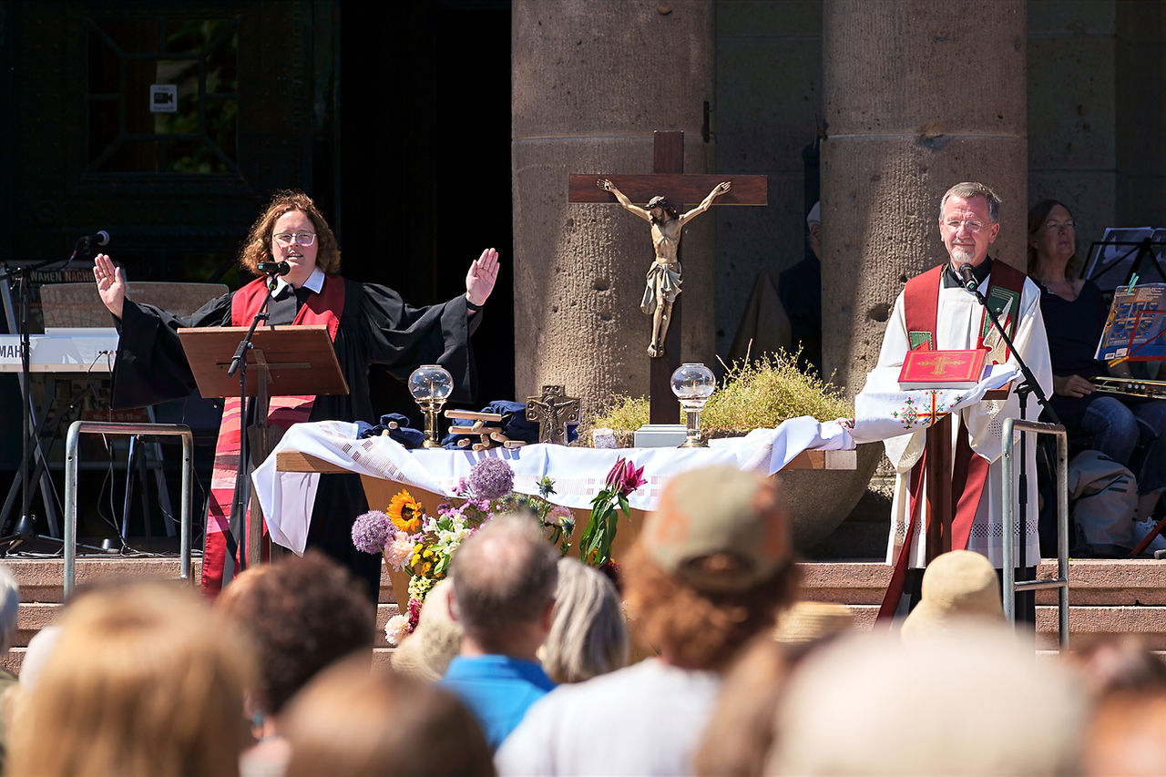 Pfarrerin Juliane Göwecke (ev.) und Pfarrer Dr. Josef Wieneke (kath.)
