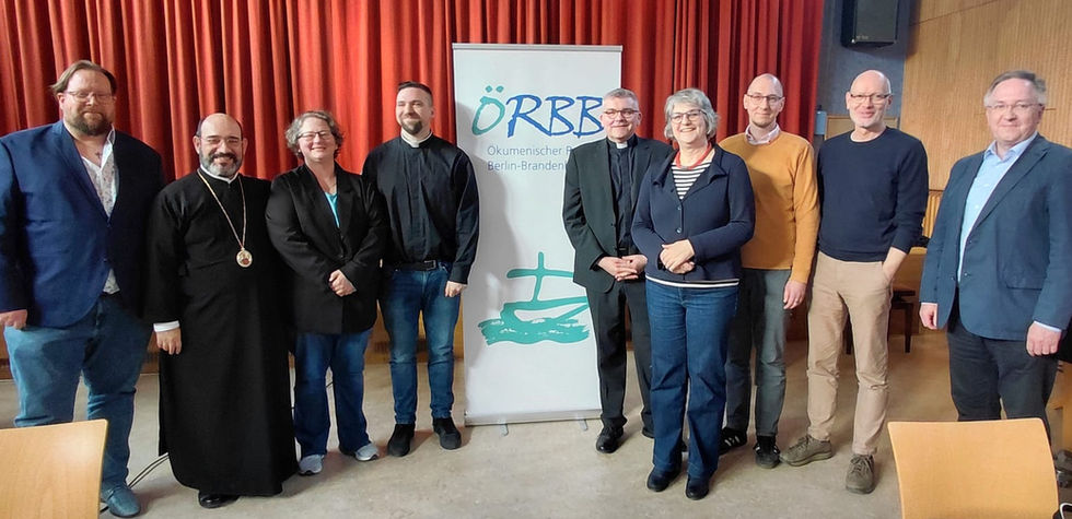 Rev. Ryan Birkman und President Kristin Waters mit dem Vorstand des ÖRBB