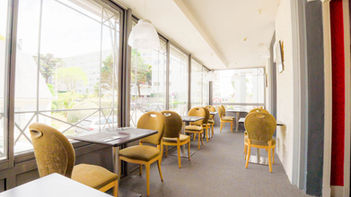Salle du petit-déjeuner en véranda à l’Hôtel Brittany La Baule