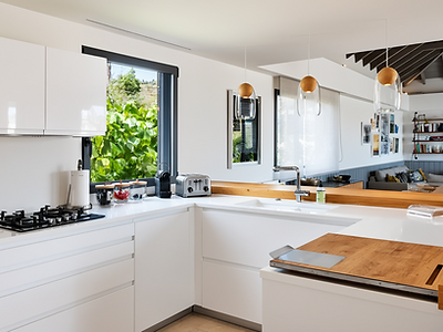 Cuisine ouverte lumineuse de la Villa La Isla à Marigot, avec mobilier contemporain, bois naturel et vue sur l’espace de vie.