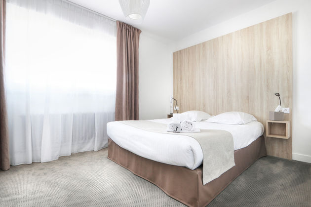 Chambre Côté Cour de l’Hôtel La Petite Sirène à Quiberon avec lit double et fenêtre