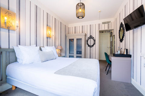 Chambre Supérieure spacieuse de l’Hôtel Brittany La Baule avec lit double et armoire
