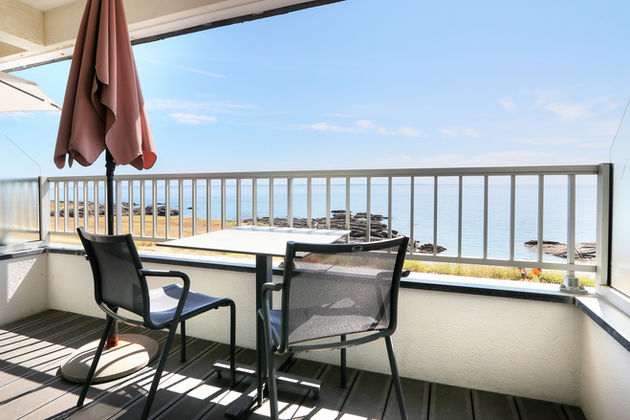 Terrasse du Studio Vue Mer de l’Hôtel La Petite Sirène à Quiberon avec table, chaises et vue sur l’océan