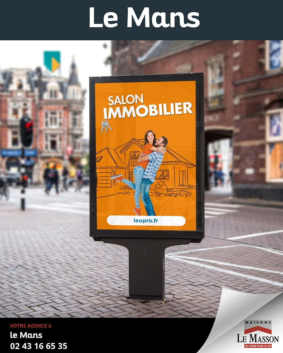 Visuel Maisons Le Masson annonçant sa présence au Salon Immobilier & Maison du Mans. Une affiche orange du salon est présentée sur un panneau publicitaire dans une rue, avec un couple devant une illustration de maison. En bas, les coordonnées de l’agence Maisons Le Masson Le Mans : 02 43 16 65 35.