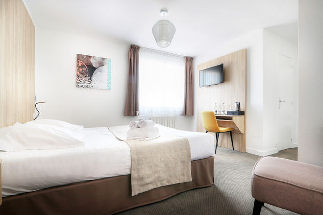 Chambre Familiale Côté Cour de l’Hôtel La Petite Sirène à Quiberon avec lit queen size et lit simple