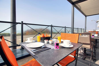 Petit-déjeuner servi sur la terrasse face à la mer de l’Hôtel La Petite Sirène à Quiberon