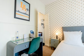 Chambre Confort de l’Hôtel Brittany La Baule avec lit double et décoration sobre