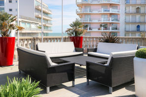 Rooftop terrasse avec fauteuils et table à l’Hôtel Brittany La Baule
