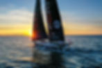 Voilier Fortinet-Best Western, partenaire de Romain Attanasio, naviguant en Bretagne Sud, symbole d’aventure et de partenariat sportif prestigieux.