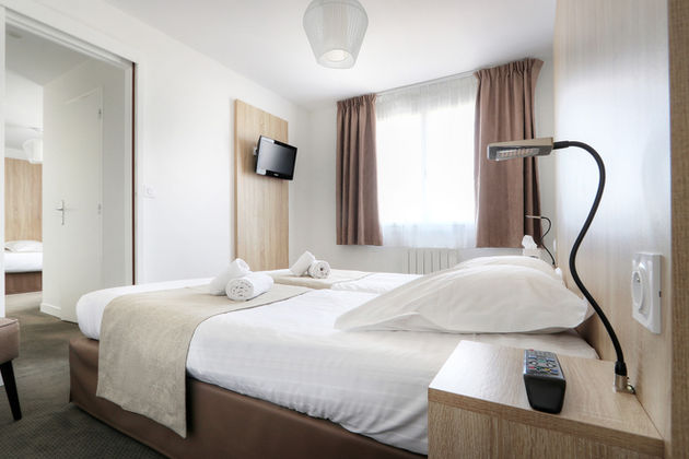 Chambre Familiale Côté Cour de l’Hôtel La Petite Sirène à Quiberon avec lit queen size et espace nuit