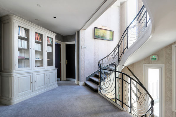 Escalier intérieur de l’Hôtel Brittany La Baule