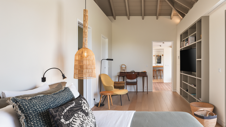 Vue intérieure de la Chambre Master avec lit king size, télévision et espace bureau