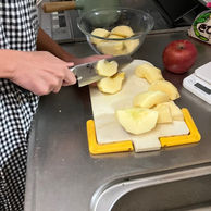 リンゴを切っています