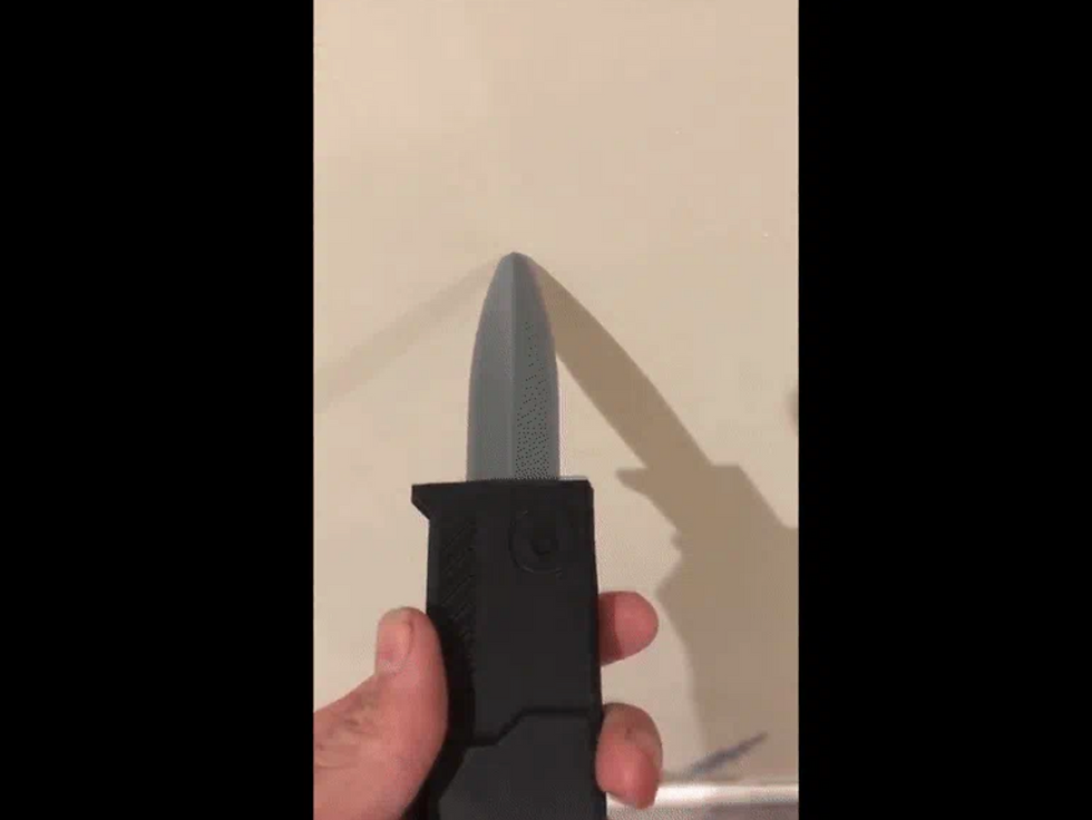 Thumbnail: MAGIC KNIFE retractable blade