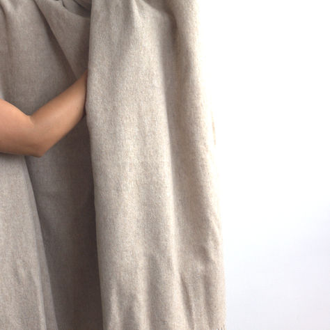 Encanto Perdurable: Mantas Artesanales Peruanas en un Dormitorio Blanco y Minimalista