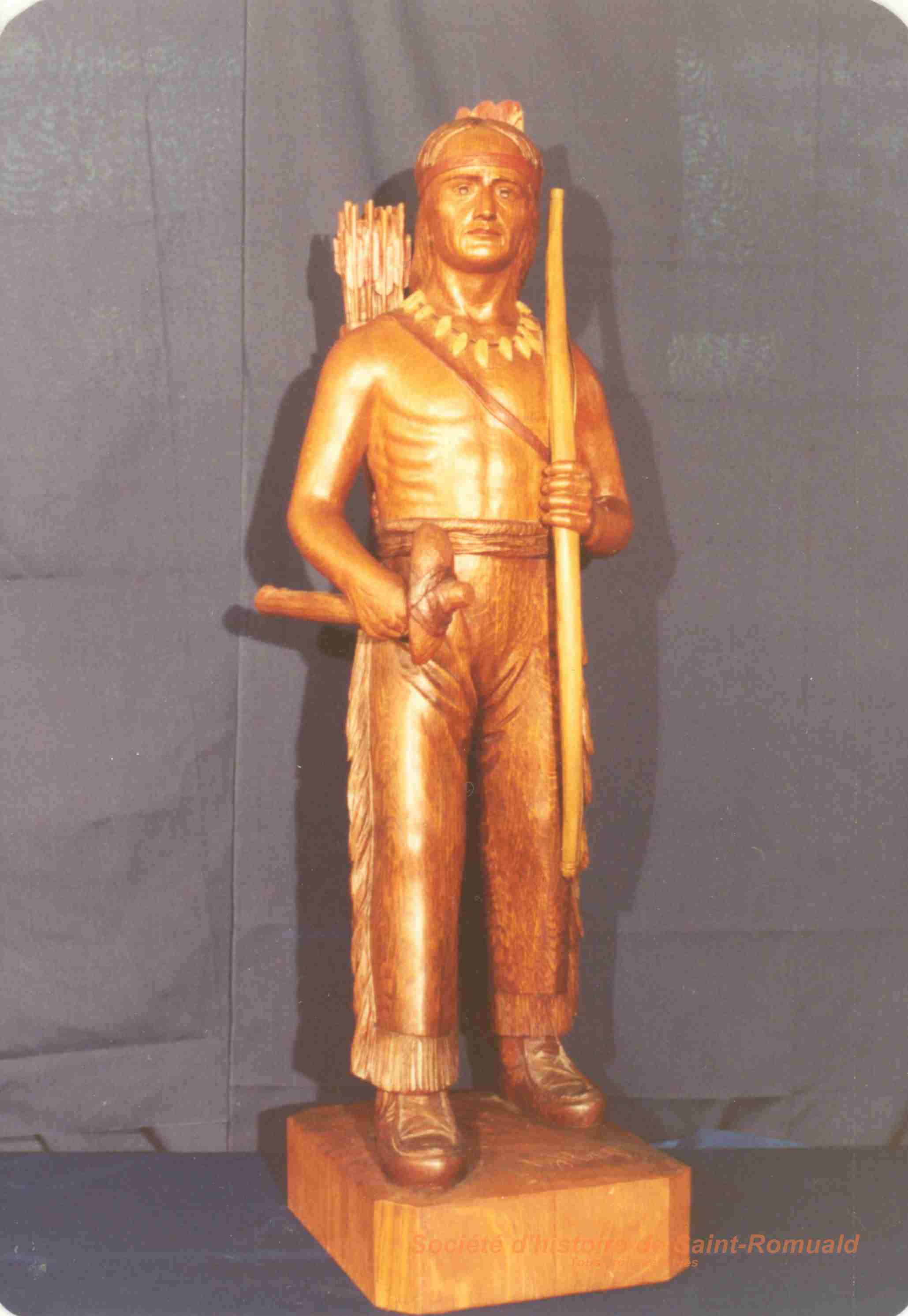 Amérindien avec arc et tomahawk