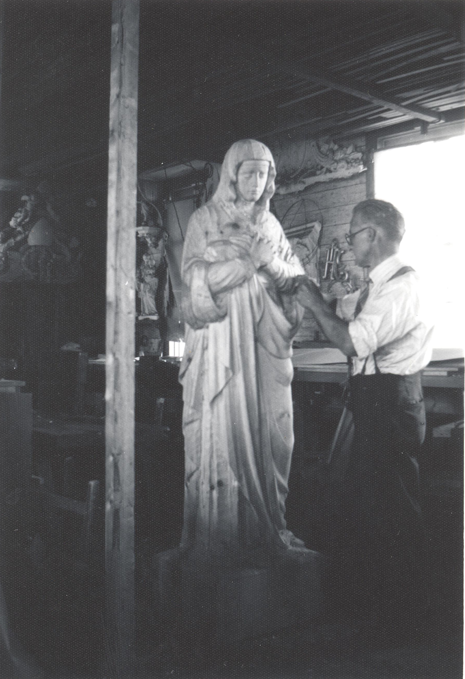 Lauréat Vallière sculptant la Vierge
