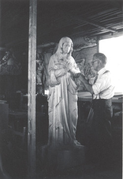 Lauréat Vallière sculptant la Vierge