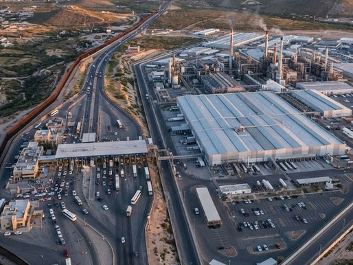 Vista aérea de instalación industrial manufacturera cerca del cruce fronterizo de Juárez