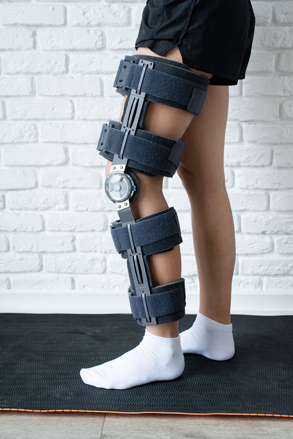 female-wearing-knee-orthosis-or-knee-support-brace-2026-03-24-13-11-00-utc.jpg