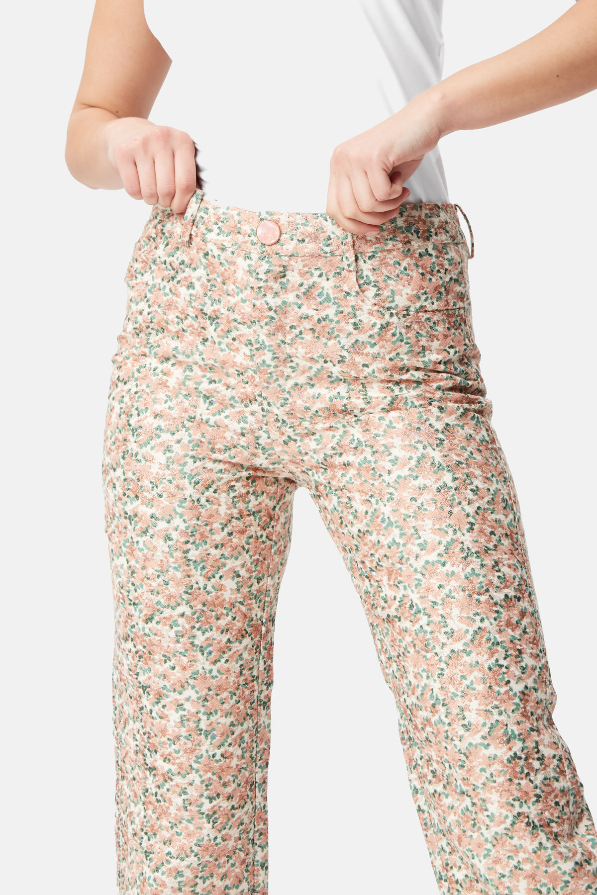 Discover the elegant allure of Μπροκάρ Παντελόνι Flare Trousers from Traffic People, originating from England this winter. Th