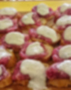 Bruschette con salsiccia cruda di cascina e fonduta di gorgo piccante