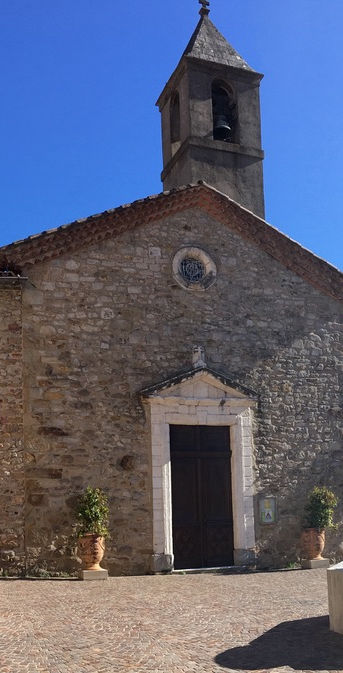 la place de l'église sa fontaine et l'église romane du XIIème siècle