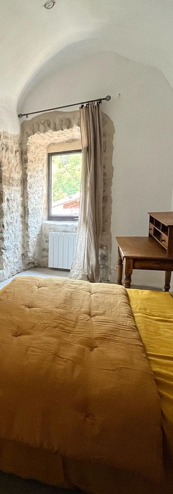 la chambre jaune du gîte du château, coin bureau et vue sur les collines