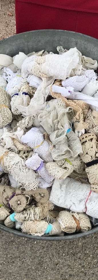 la grande brocante de Barjac à Pâques et le week end du 15 août