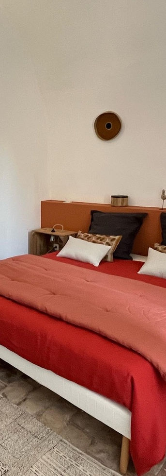 la chambre ocre du gîte du château du Barry, tomettes, couleurs chaudes et décoration soignée