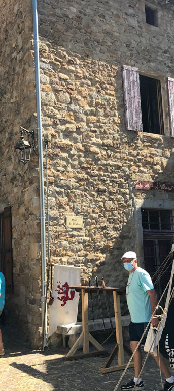fête médiévale à Saint Jean de Valeriscle qui a lieu tous les ans au mois d'août, stands d'artisans et costumes d'époque