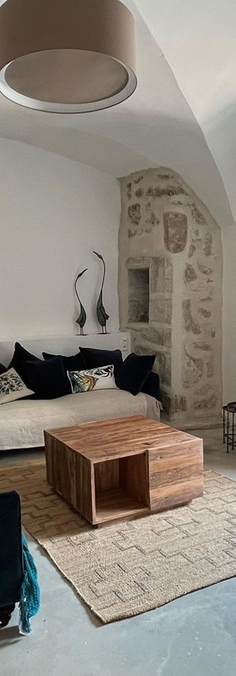le salon télévision du gîte du château du Barry, confort, vieilles pierres et décoration soignée