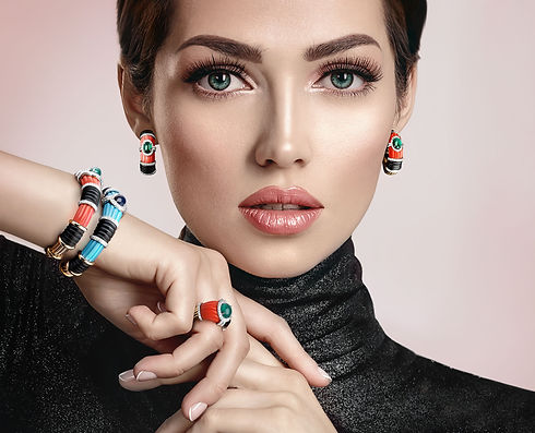 Monica Indossa bracciali e orecchini della collezione ROCK'N ROLL di Verdi Gioielli