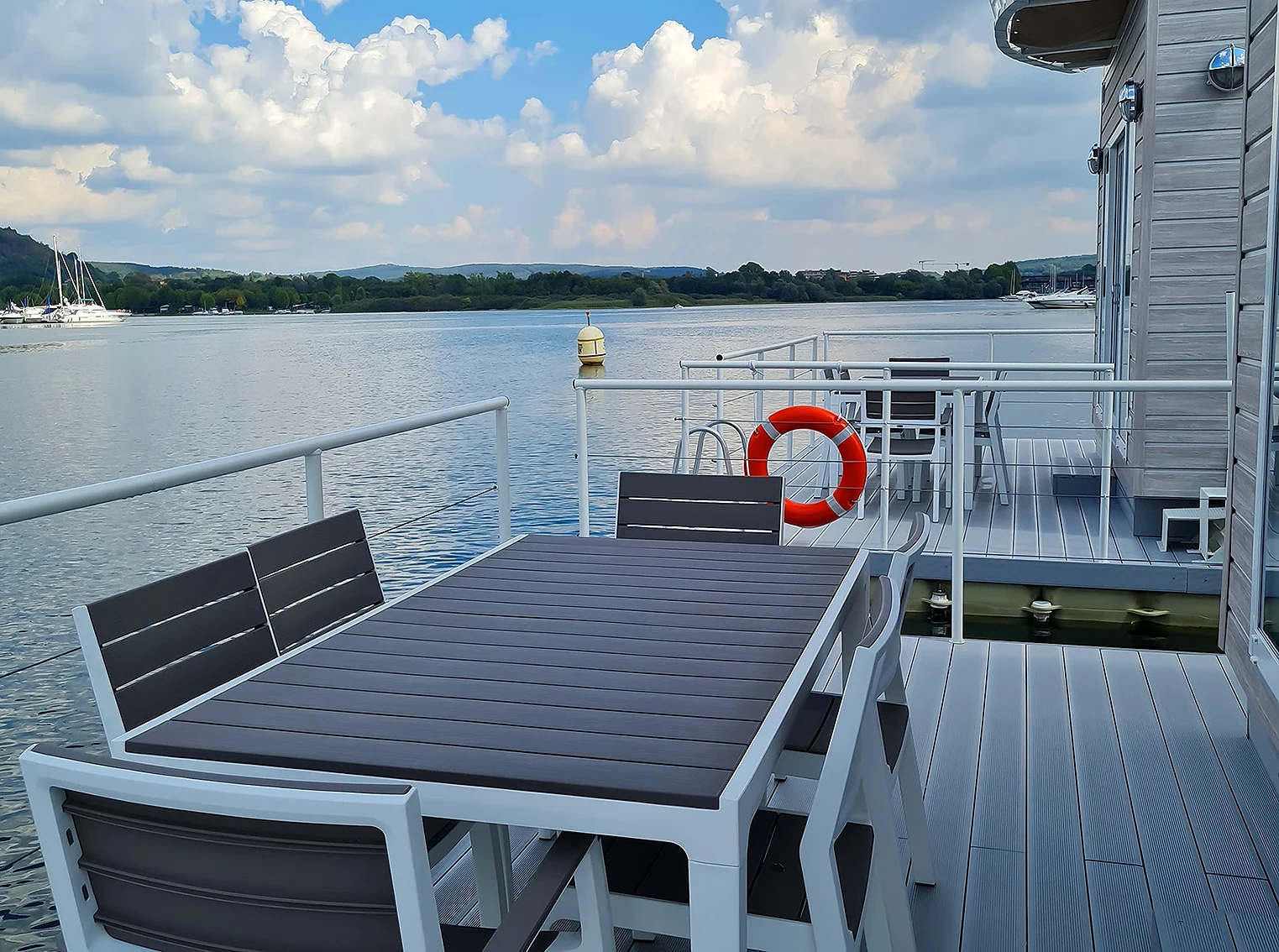 houseboats_142035.webp