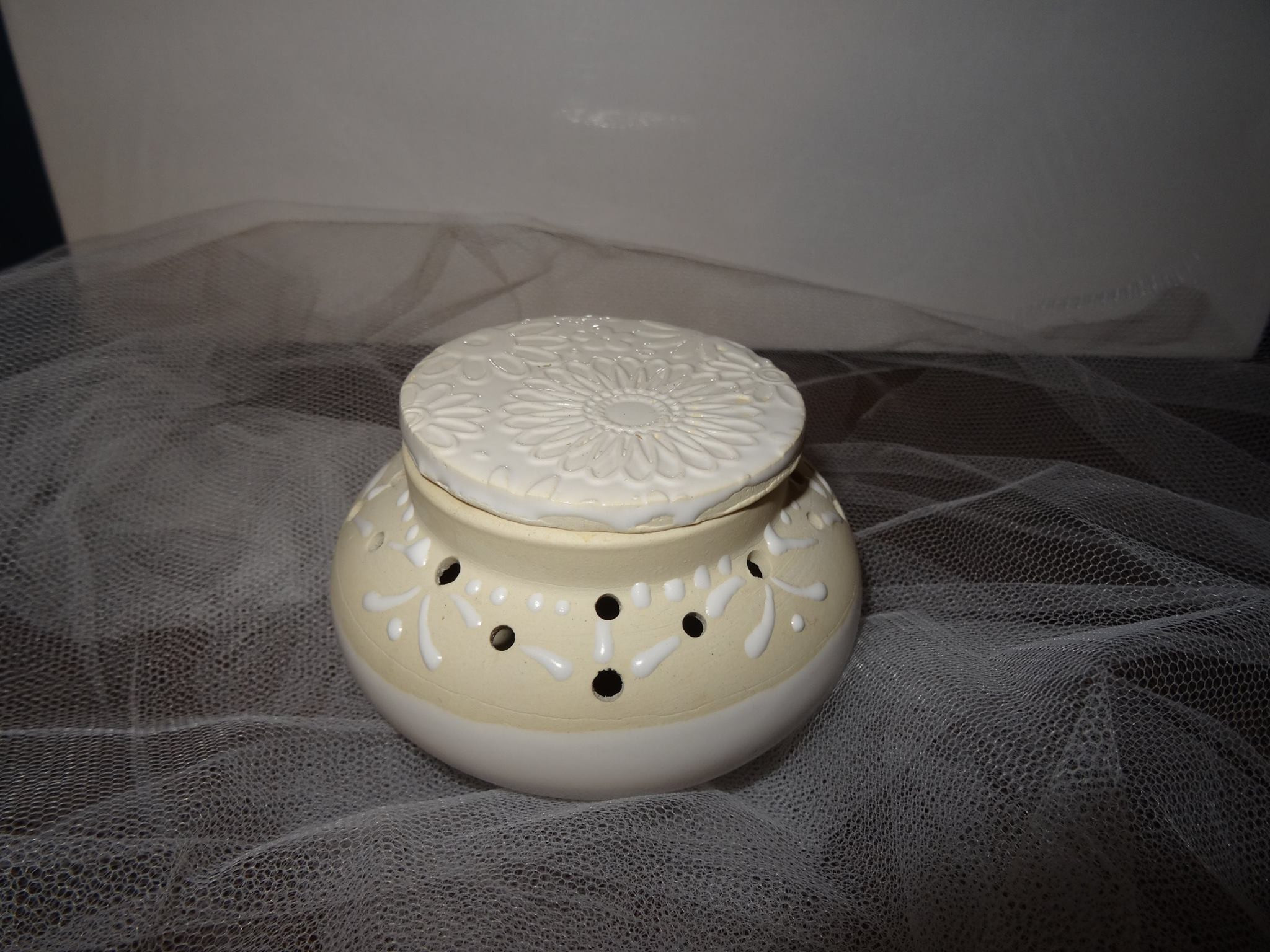 Mid sized Oil Diffuser Pot with lid