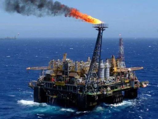 Processo de refino do petróleo Após ser extraído, o petróleo bruto chega até as refinarias de