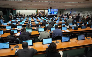 Comissão da Câmara deve votar redução da maioridade penal para 16 anos e aumentar pressão sobre governo na segurança pública, PT se posiciona historicamente contra a proposta, texto já tem parecer fav