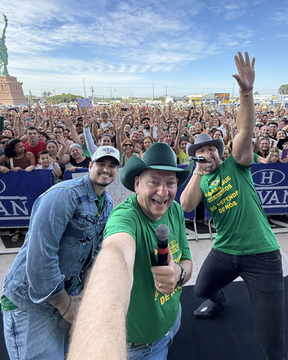 Hoje inauguramos a terceira megaloja de Maringá (PR), e a loja 189 do Brasil com muita alegria. Começamos o dia com um momento motivacional com os nossos mais de 200 colaboradores que irão trabalhar e