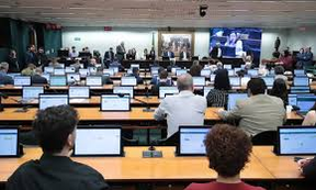 CCJ da Câmara aprova proposta que reduz maioridade penal de 18 para 16 anos Votação se deu por 44 a 18 votos depois de ser adiada três vezes; texto agora segue para análise de comissão especial sobre