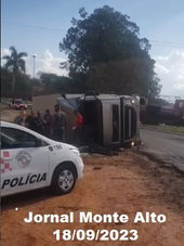 Uma carreta tombou no rodovia próximo ao trevo da empresa Lanfredi em Monte Alto - SP