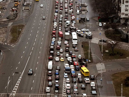 RÚSSIA INVADE A UCRÂNIA E LANÇA OFENSIVA MILITAR PELO PAÍS Há relatos de ataques e explosões