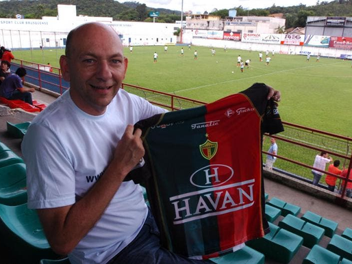 Luciano Hang torce para o Brusque de sua cidade Luciano Hang รฉ um empresรกrio catarinense, proprietรกrio e co-fundador da loja de departamentos Havan. Hang torcedor do Brusque - SC