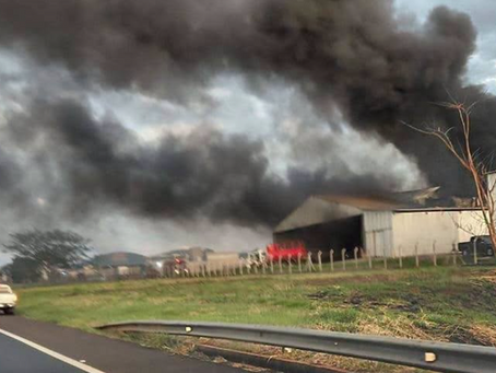 Incêndio em Jaboticabal - SP atinge fábrica de sucos nesta manhã 7 de Agosto Um incêndio atingiu a fábrica de sucos no Bairro  Cohab 2 Equipes do Corpo de Bombeiros