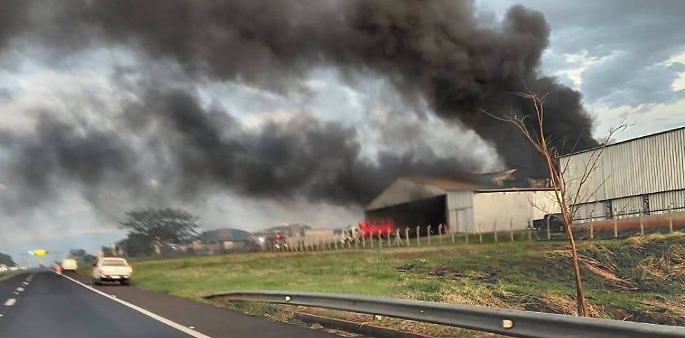 Incêndio em Jaboticabal - SP atinge fábrica de sucos nesta manhã 7 de Agosto Um incêndio atingiu a fábrica de sucos no Bairro Cohab 2 Equipes do Corpo de Bombeiros