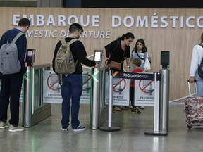 Negócios Aeroporto do Galeão vai à leilão nesta segunda e deve ter três grupos na disputa Aena, Zurich e o atual operador Vinci disputam hoje o controle de 100% do Aeroporto Tom Jobim; vencedor terá q