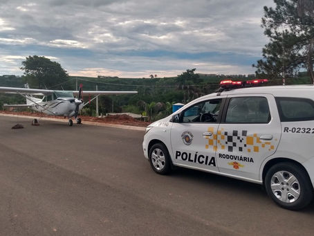 Avião faz pouso forçado em rodovia do interior de SP Monomotor com dois ocupantes