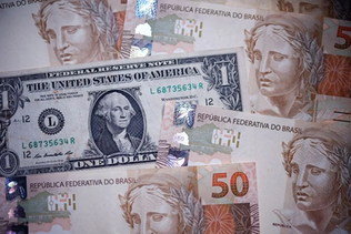 Economia Dólar abaixo de R$ 5: veja os fatores que explicam o fortalecimento do real No cenário doméstico, a força do real é sustentada por pilares sólidos na economia e no mercado financeiro