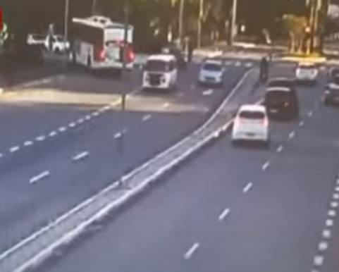 Ônibus é sequestrado e motorista feito refém por uma hora em Santo André - SP O criminoso foi preso após negociação com a PM para libertar a vítima